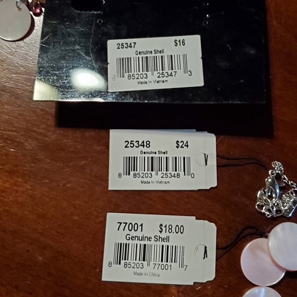 Cookie Lee Women's Three-Piece Genuine Shell Jewelry Set NWT - Picture 8 of 8